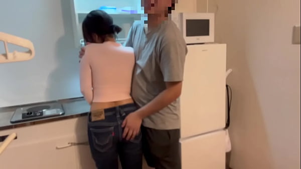 こ◯もが学校から帰ってくる前にキッチンでSEXする夫婦。
